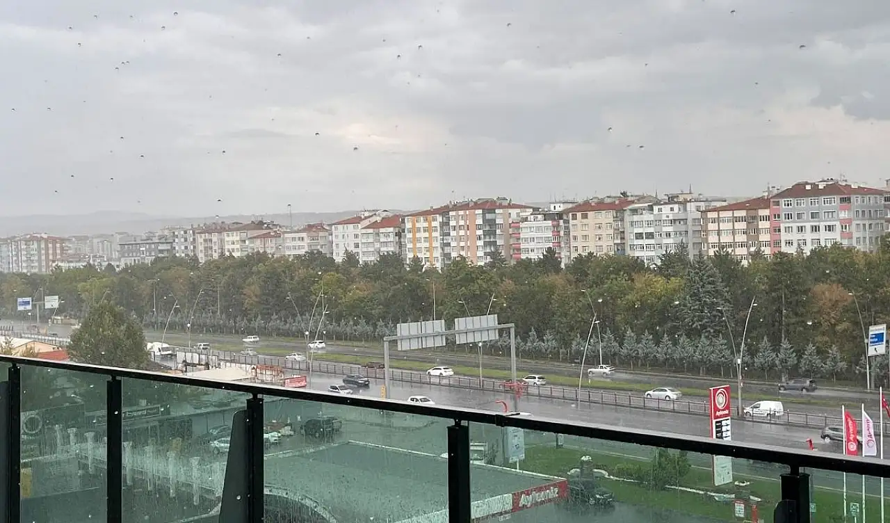 Kayseri'de aniden bastıran sağanak kenti esir aldı!