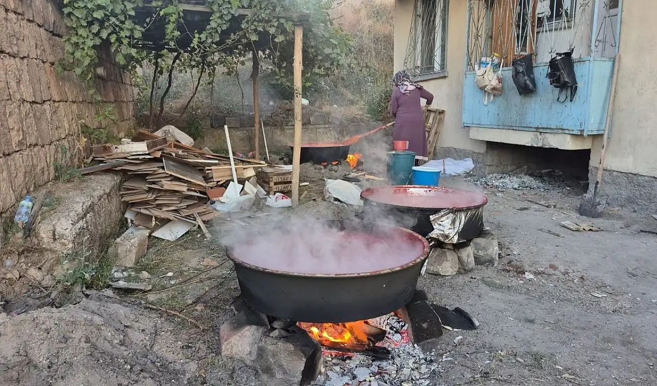 Kışlık salça böyle çıkıyor: Önce sabır