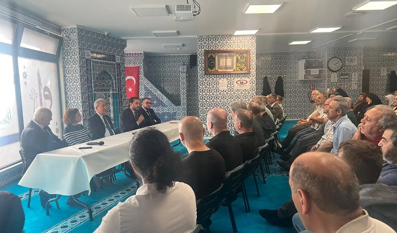 Hulusi Akar'dan Norveç'te iki camiye ziyaret
