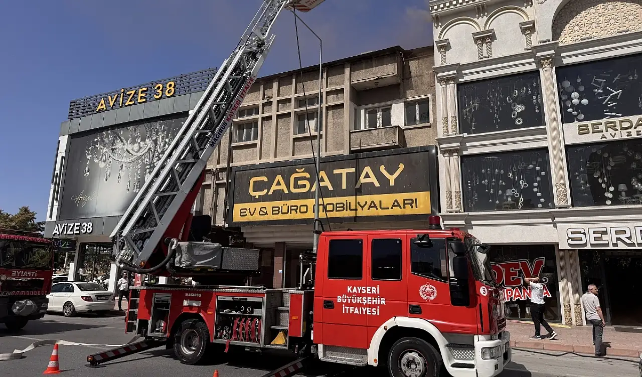 Kayseri'de iş yerinin çatısından dumanlar yükseldi