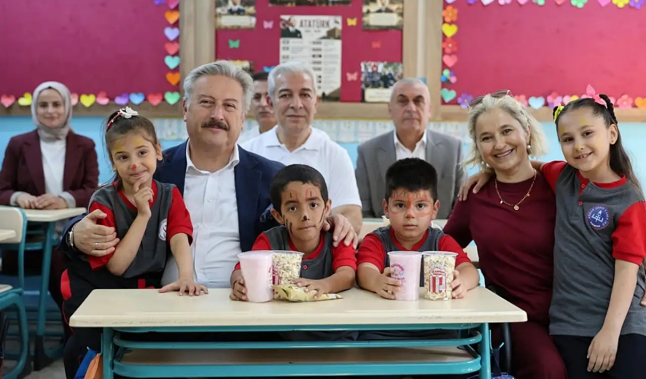 Başkan Palancıoğlu okulları ziyaret etti: Çocuklara özel sürpriz