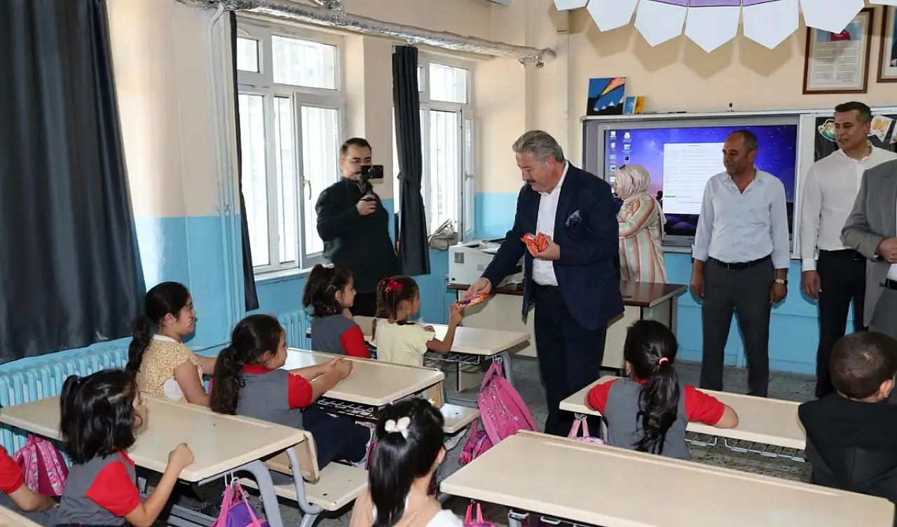 Başkan Palancıoğlu okulları ziyaret etti: Çocuklara özel sürpriz