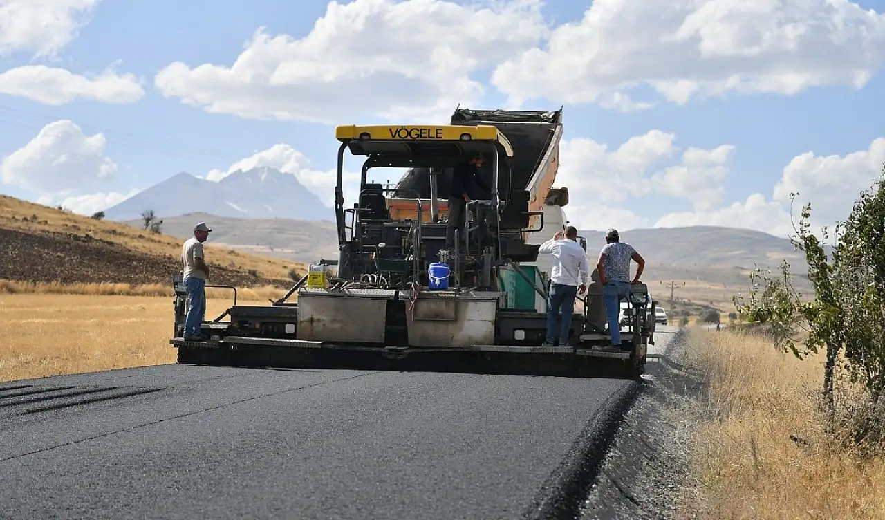 Kayseri'de iki mahalle arasındaki yol baştan sona yenileniyor