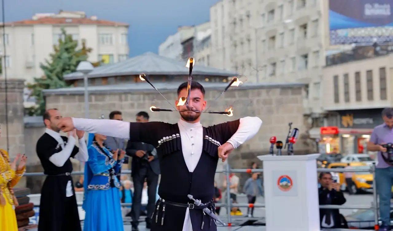 Binlerce Kayserili Ahilik için yürüdü: Coşku gece boyunca sürdü