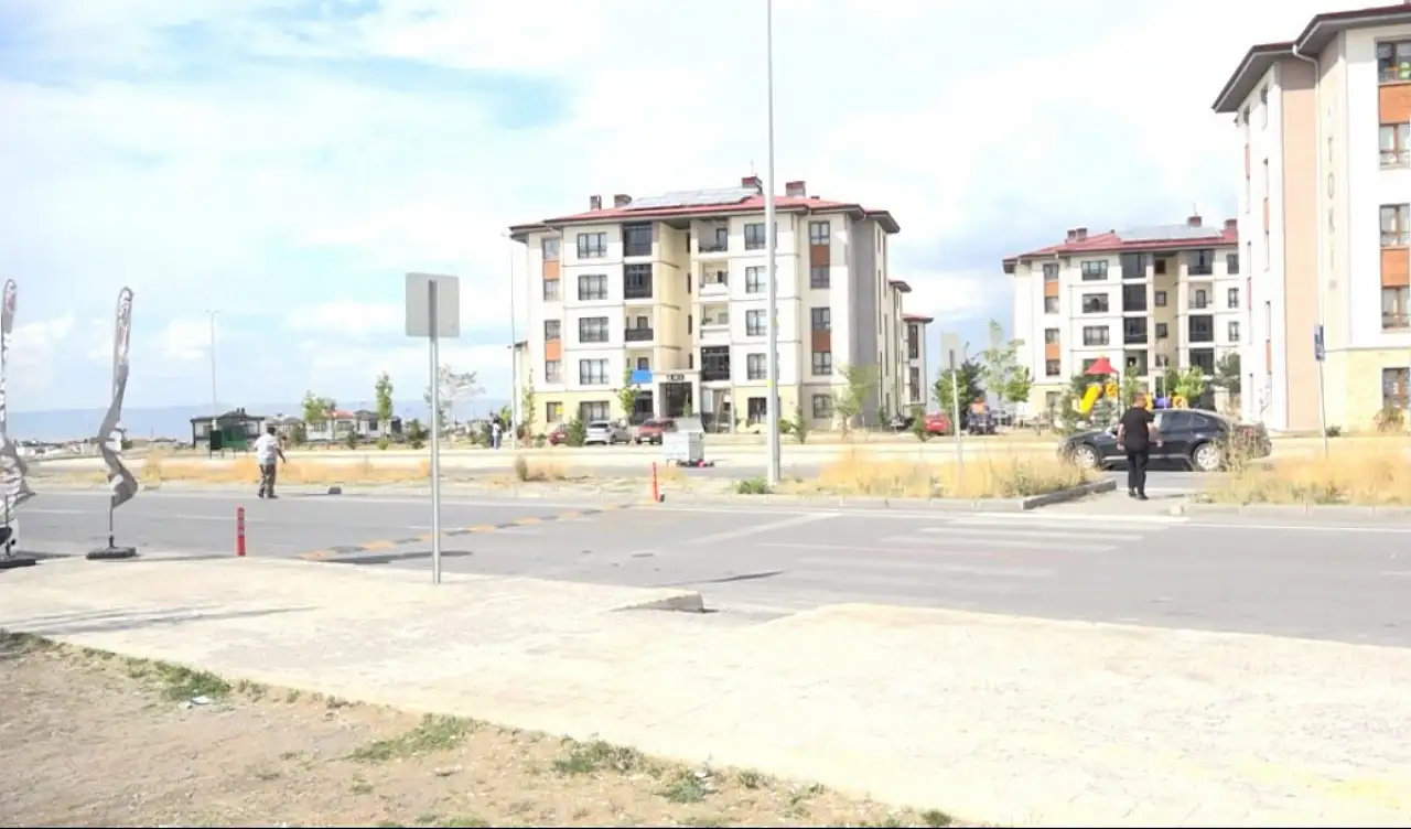 Kayseri'de yeni konutlarına taşındılar, şimdi çözüm bekliyorlar