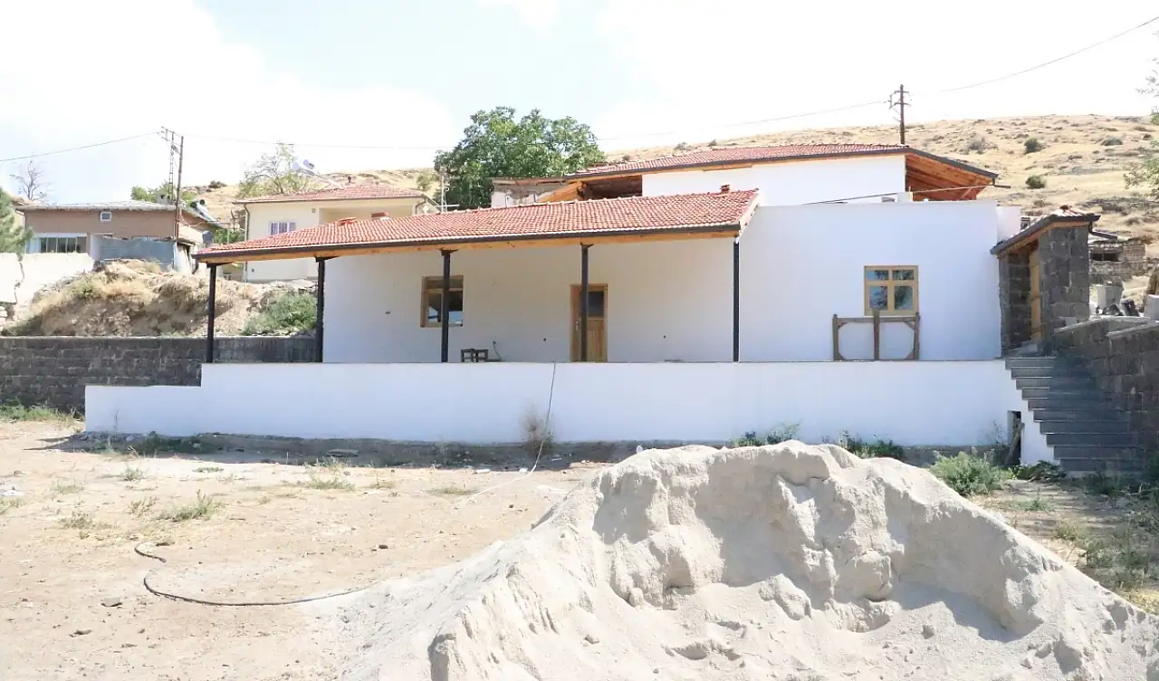 İsviçre'den Kayseri'ye geldi, 300 yıllık evleri ayağa kaldırdı