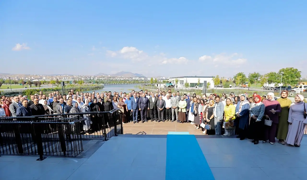 Büyükkılıç'tan öğretmenlere yeni dönem mesajı: 'Sizleri örnek alıyorlar'