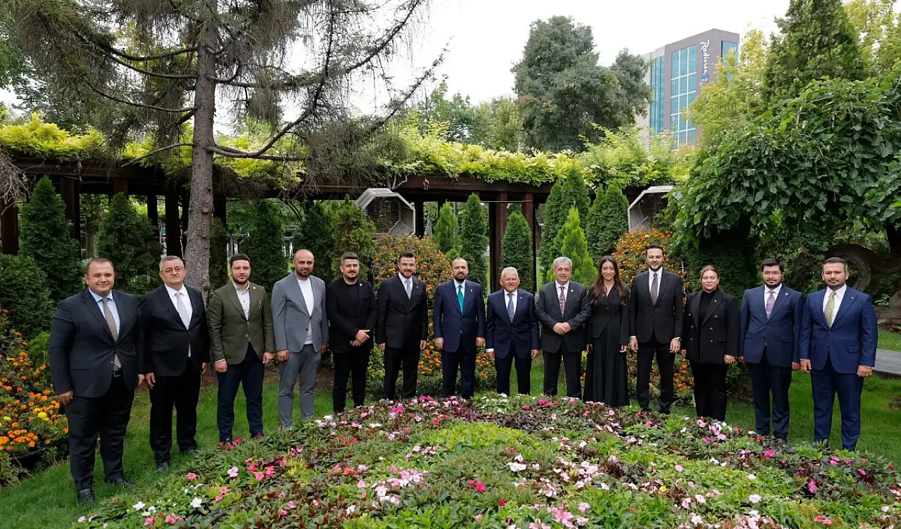 Kayseri'de AK Parti trafiği hızlandı! Büyükşehir'de önemli görüşme
