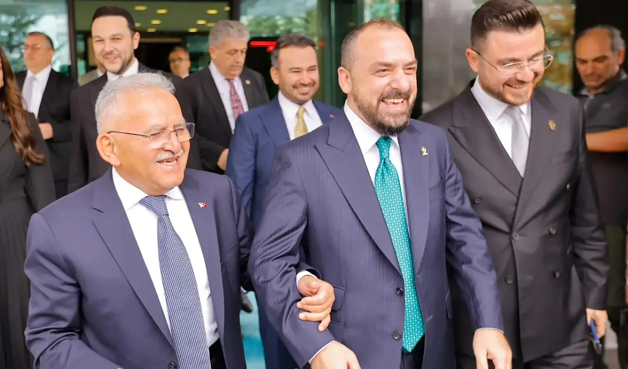 Kayseri'de AK Parti trafiği hızlandı! Büyükşehir'de önemli görüşme