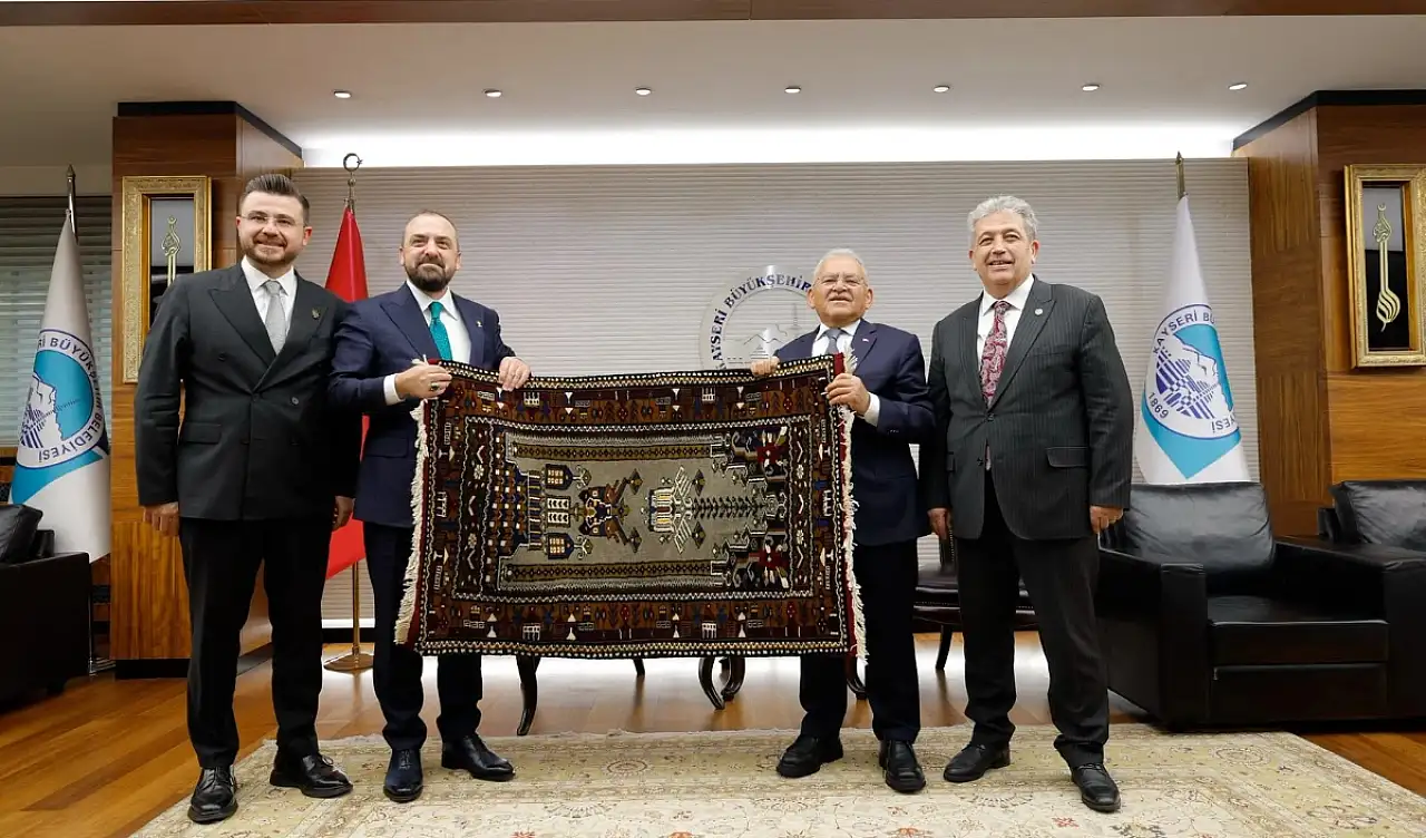 Kayseri'de AK Parti trafiği hızlandı! Büyükşehir'de önemli görüşme