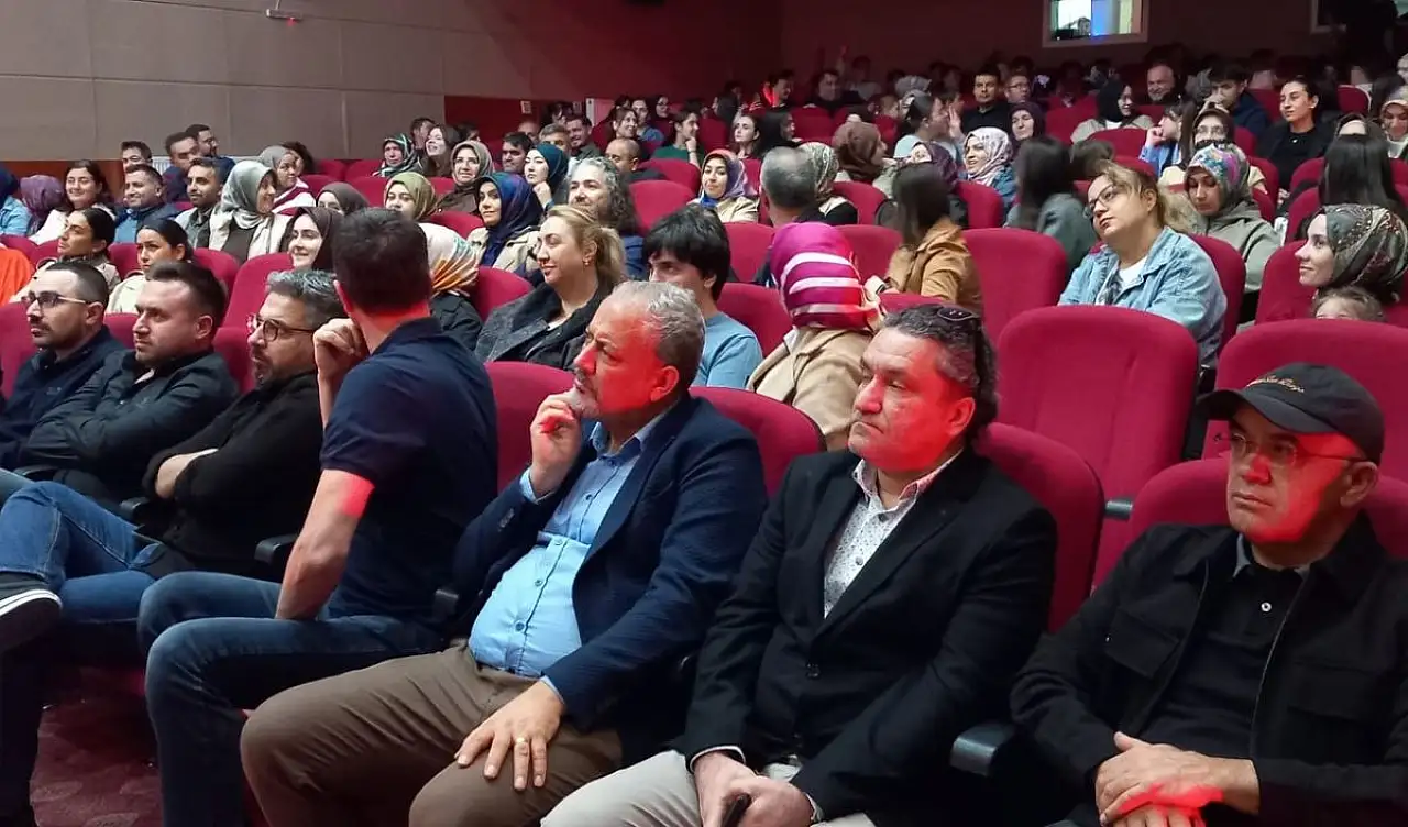 Eski Bakan Kayseri'de konuştu! 'Çocuklarımız bize bunu soracak'