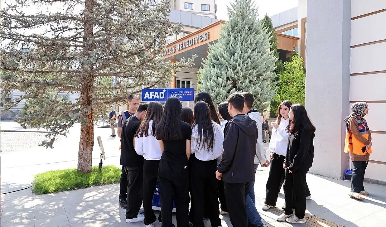 Kayseri'de deprem hazırlığı! AFAD tırında 6,4'lük senaryo canlandırıldı