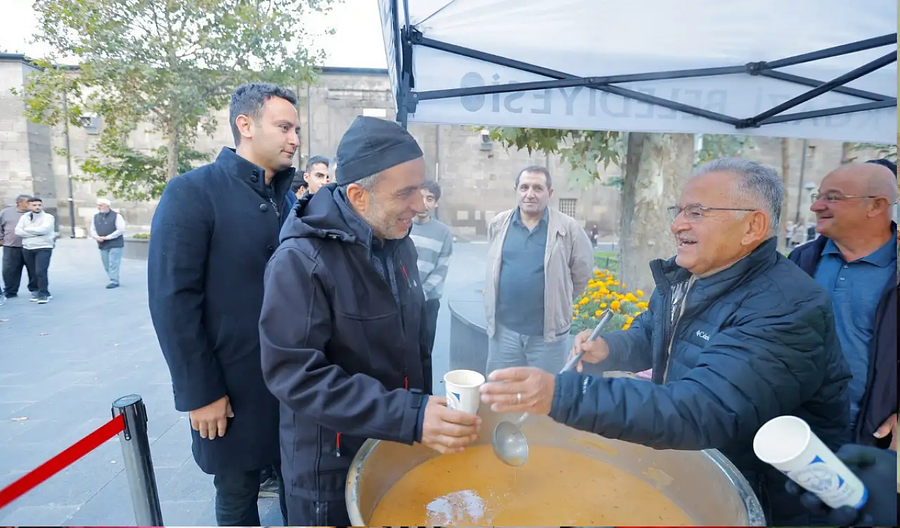 Hunat Camii'nde sabah buluşması: Mehmet Emin Ay namaz kıldırdı
