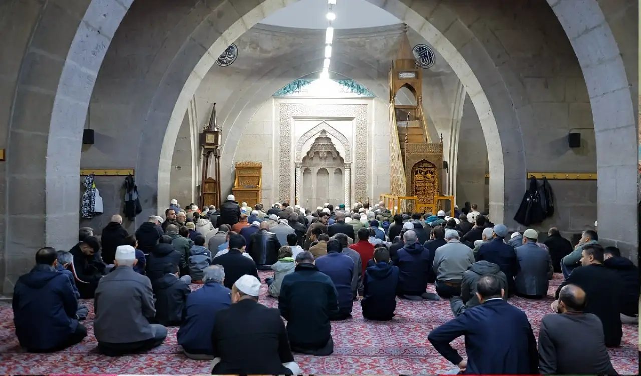 Hunat Camii'nde sabah buluşması: Mehmet Emin Ay namaz kıldırdı