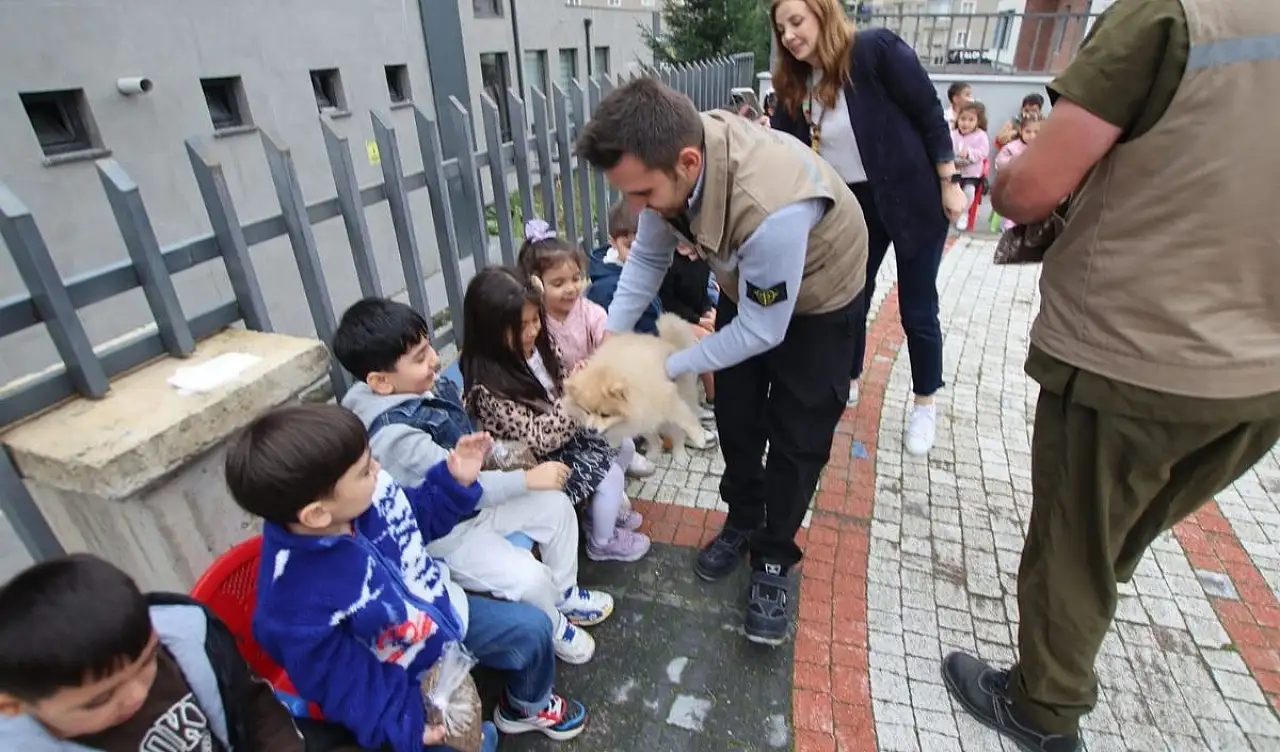 Kayseri'de eğitimli köpekler anaokulunda gösteri yaptı