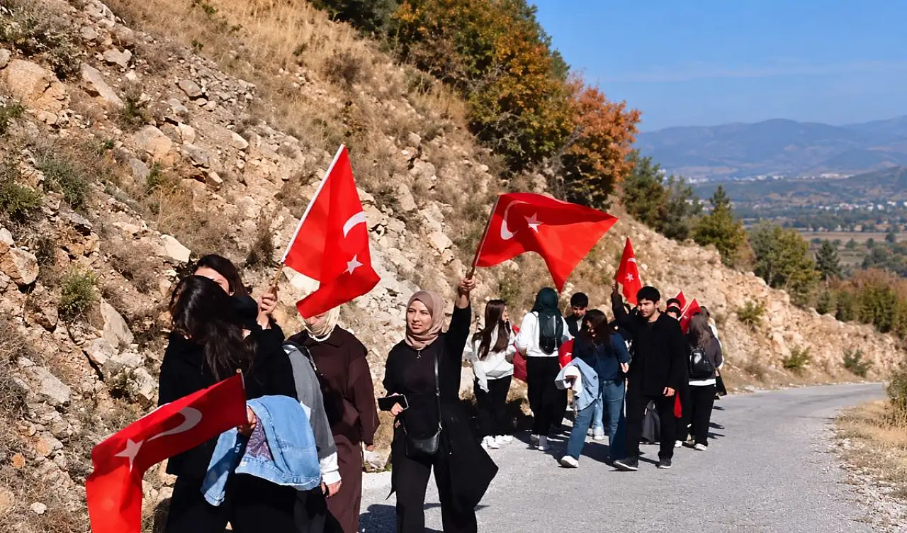 Kayseri'de gönüllüler Ortaseki Ormanları'nda Cumhuriyet coşkusunu yaşadı