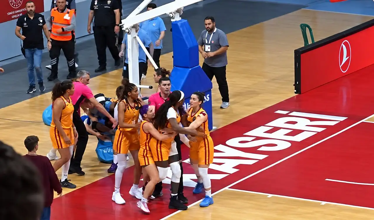 Kayseri'deki maçta kadınların saç başa kavgası Türkiye gündeminde