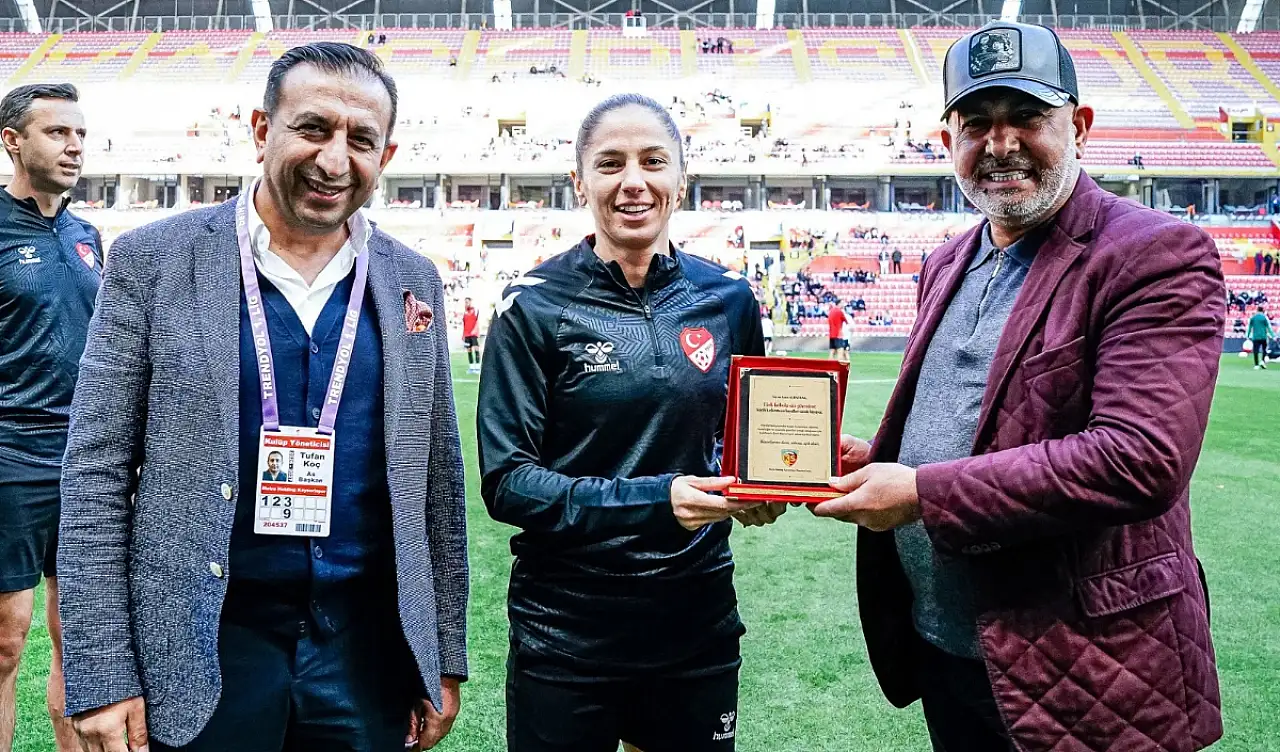 Kayserispor'da bu sezon ilk kez yaşandı! Plaket verildi