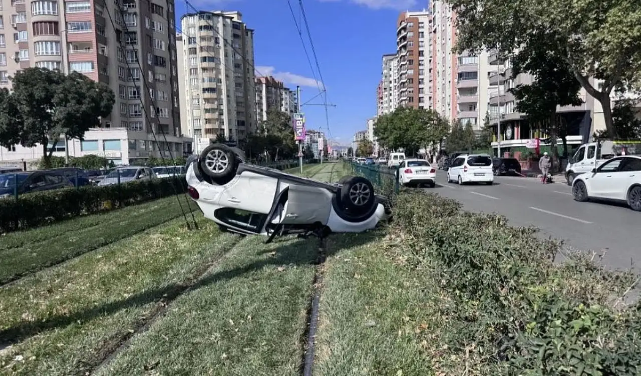 Kayseri'de tramvay yoluna araba uçtu!