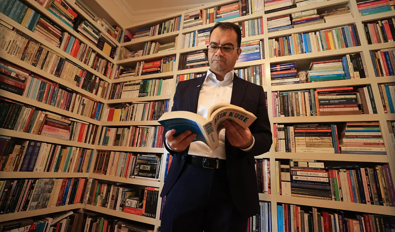 Kayseri'de bir evin çatı katında 20 bin kitaplık dünya
