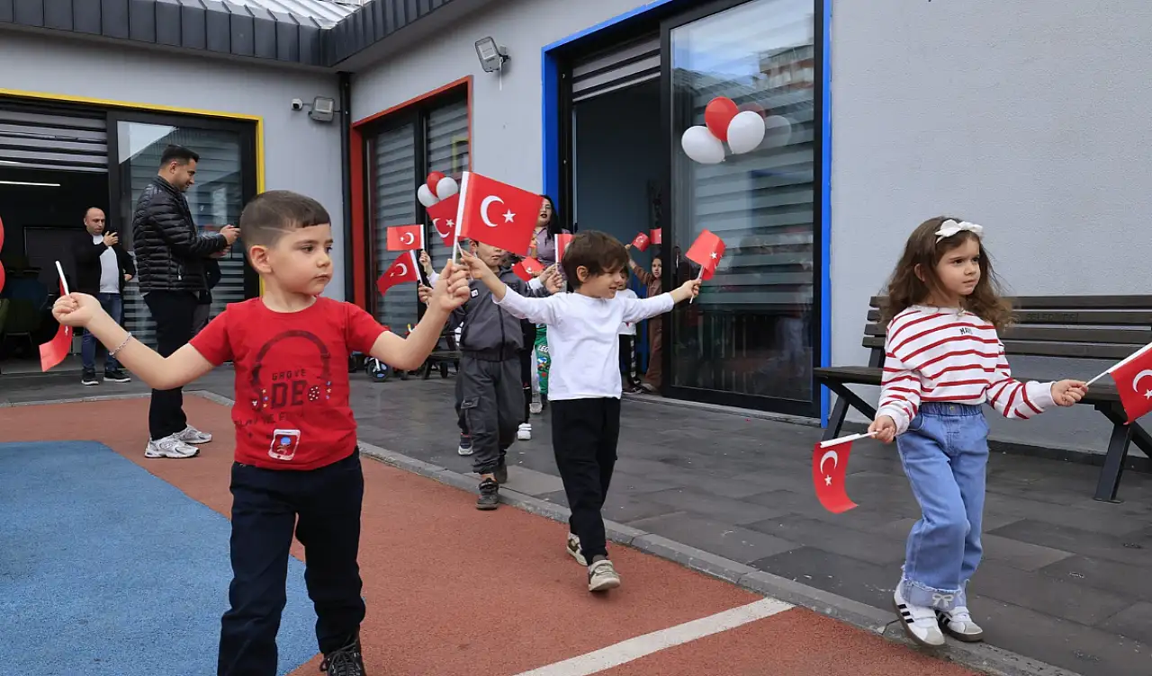 Kayseri'de çocuk kütüphanesinde Cumhuriyet coşkusu!