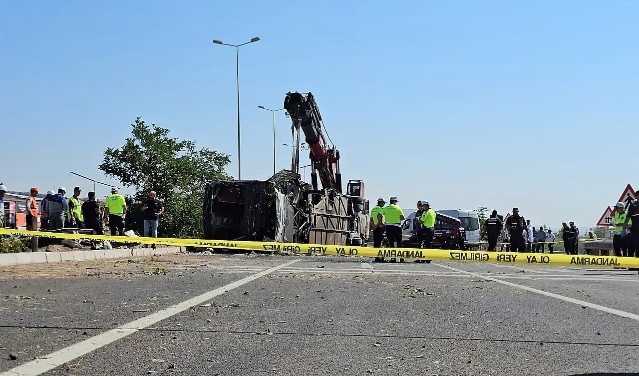 Kayseri'de devrilen otobüs kaldırıldı