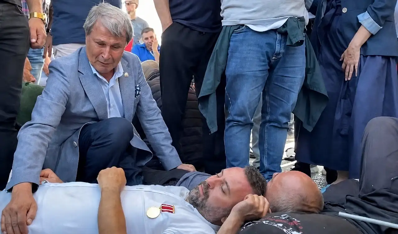 Kayserili Genel Başkan gazilerin halini görünce gözyaşlarını tutamadı