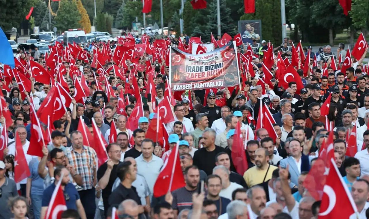 Kayseri'de yer gök kırmızı beyaz! Görenlerin göğsünü kabartan tarihi yürüyüş