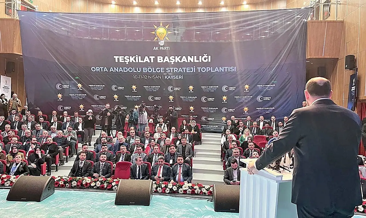 AK Parti'nin Kayseri'de yaptığı toplantıyla ilgili 'katılım' tartışması!