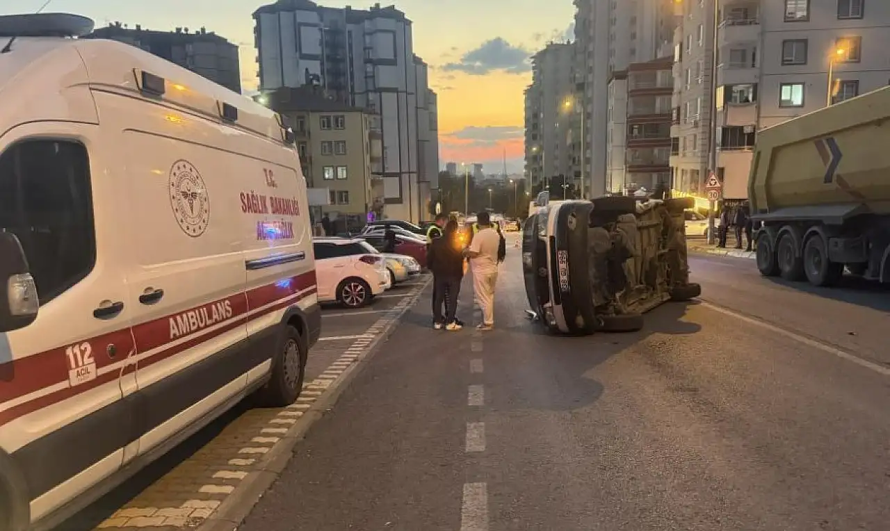 Kayseri'de minibüs önce çarpıştı, sonra yan yattı!