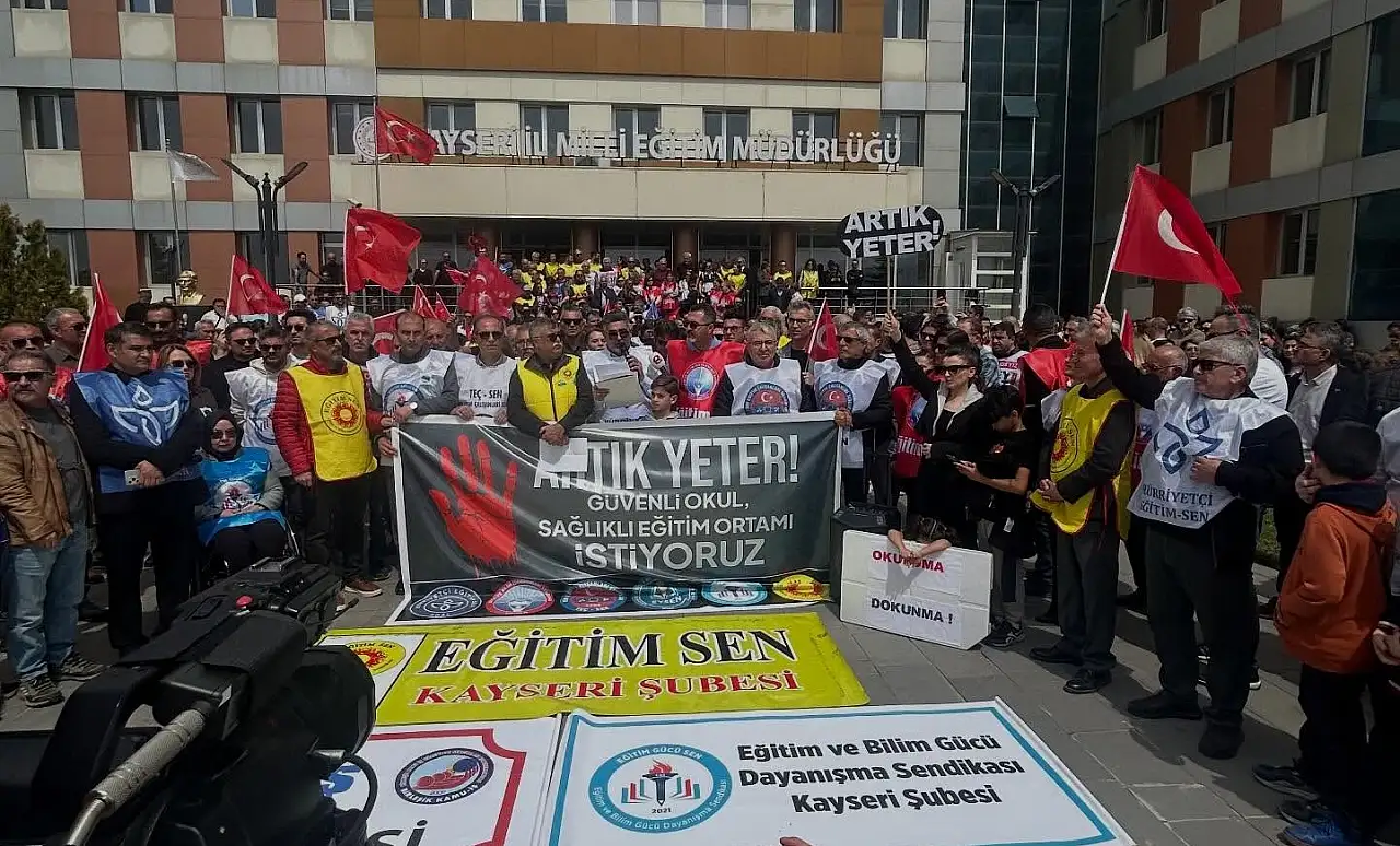 Kayseri'de öğretmenler iş bıraktı! Milli Eğitim Müdürlüğü önünde protesto