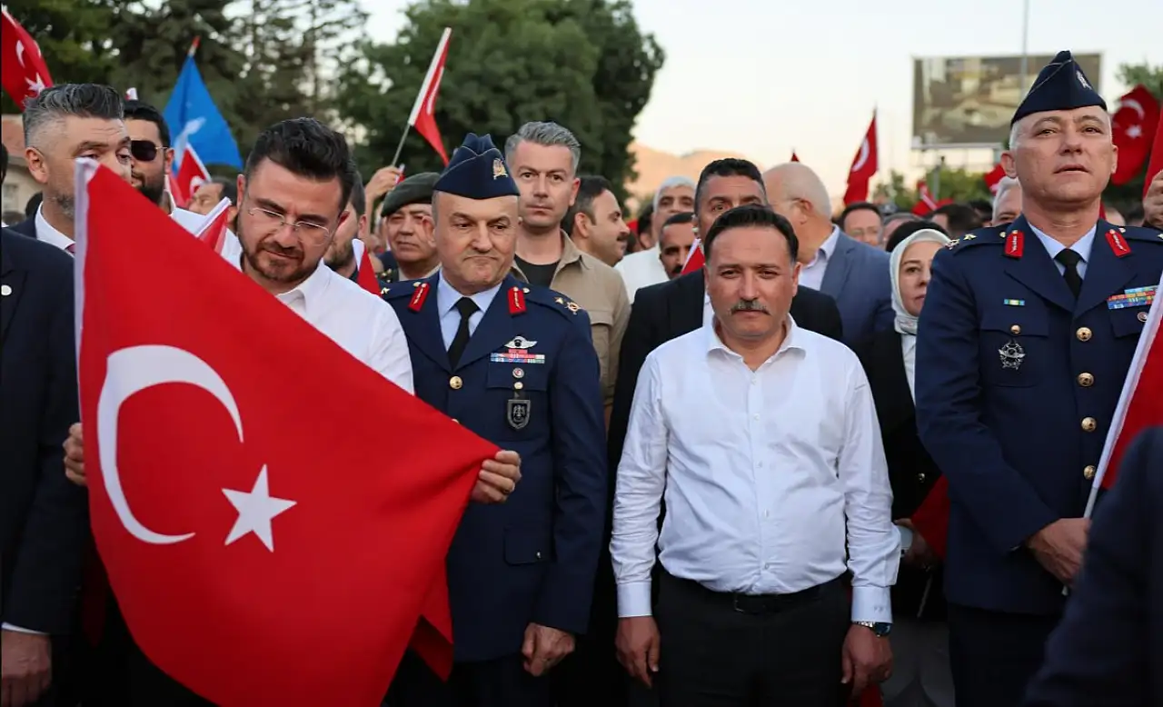Kayseri'de yer gök kırmızı beyaz! Görenlerin göğsünü kabartan tarihi yürüyüş
