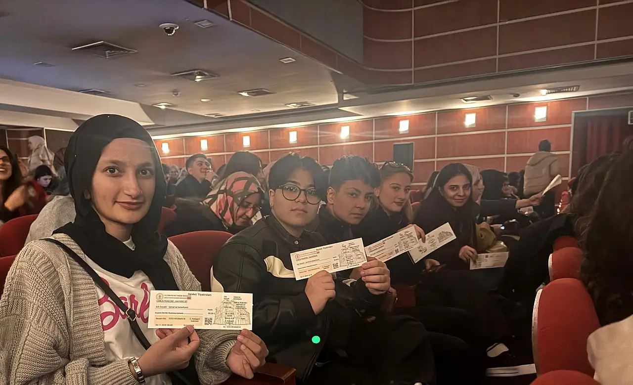 Tomarza Belediyesi öğrencileri tiyatroya götürdü