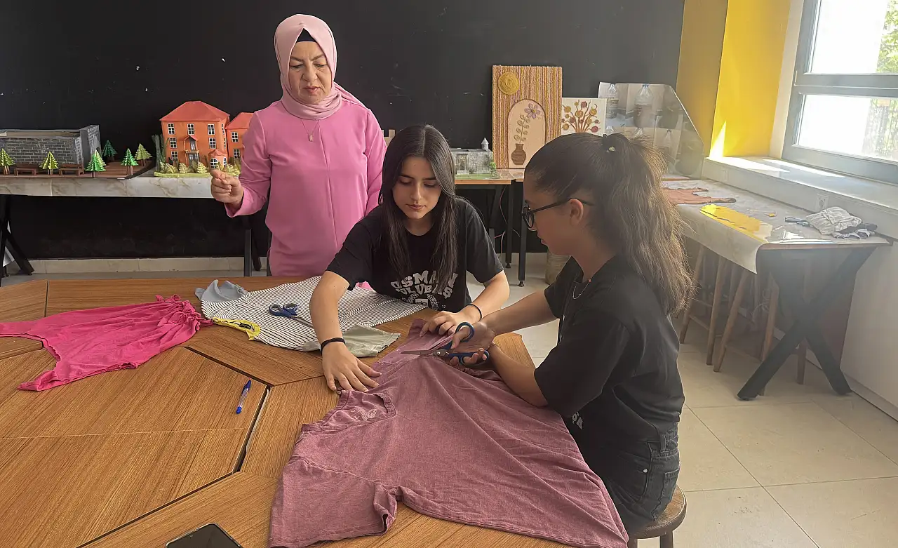 Kayseri'de eski tişörtler çanta, meyve kabukları da gübre oldu