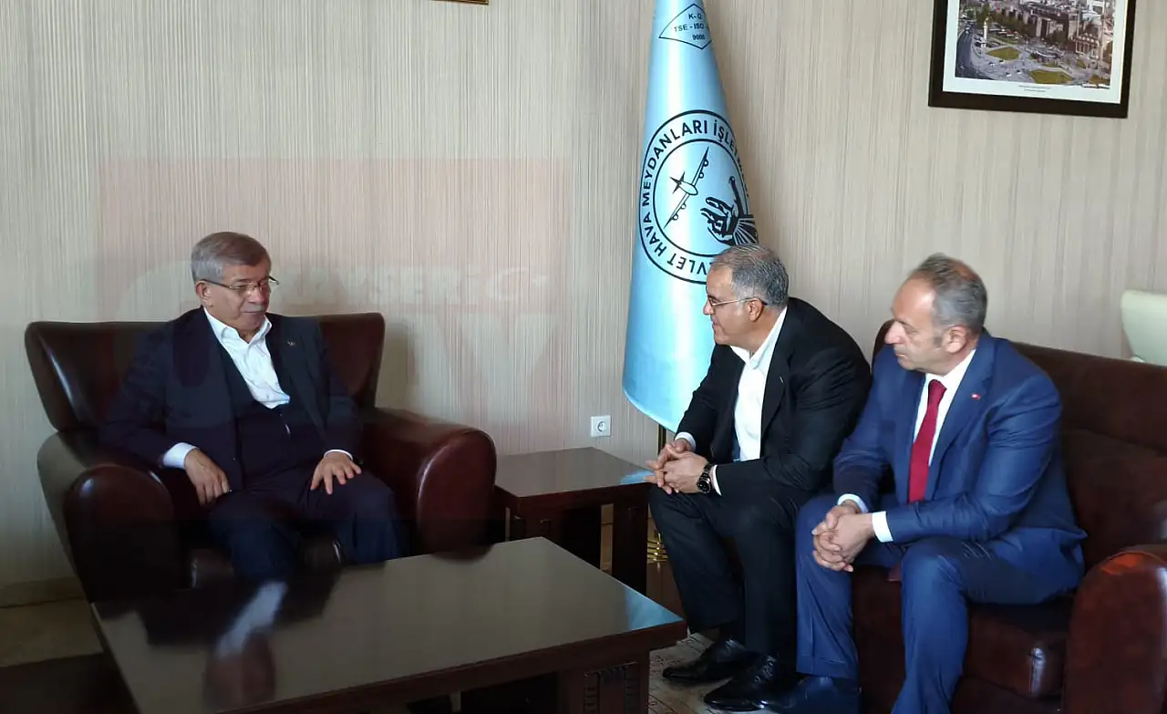 Davutoğlu Kayseri'ye indi! Bakın kimler karşıladı?