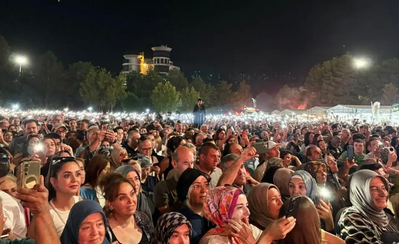 Muazzez Ersoy'a Kayseri'den büyük ilgi! Binlerce kişi şarkılara eşlik etti
