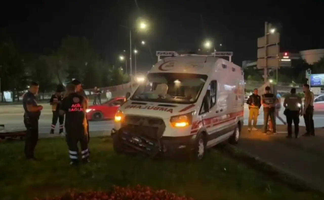 Kayseri'de hasta taşıyan ambulans kaza yaptı: 6 yaralı