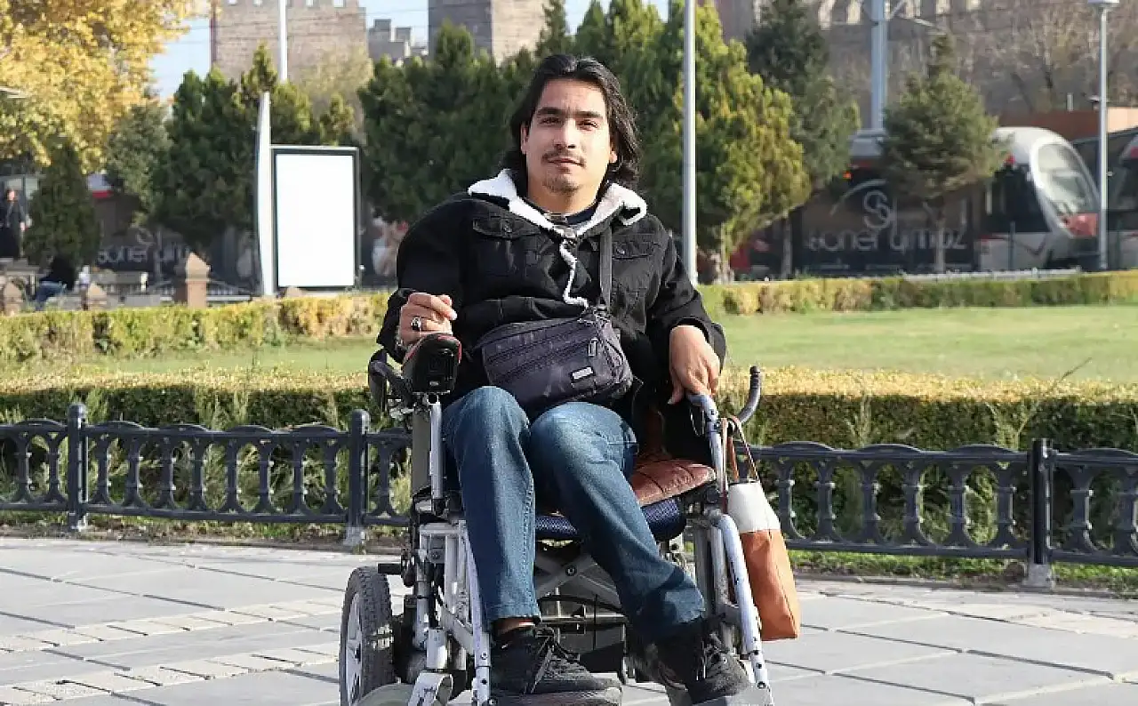 Engelleri kalemiyle aştı: Ekiz Kayseri Kitap Fuarı'nda okurlarıyla buluşuyor!