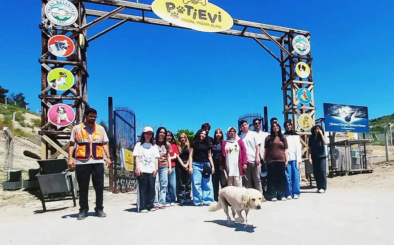 Gençler Pati Evi'ndeki can dostları ziyaret etti