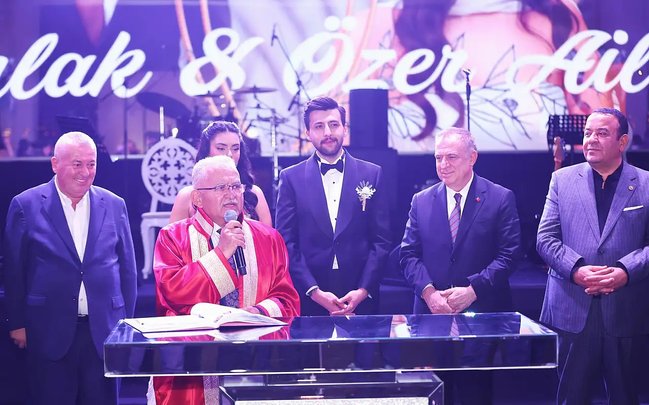 CHP Kayseri İl Başkanı Özer'in oğlunun evlendiği düğüne ünlü isimlerin '3 çocuk' göndermesi ve Başkan Büyükkılıç'ın konuşması damgasını vurdu