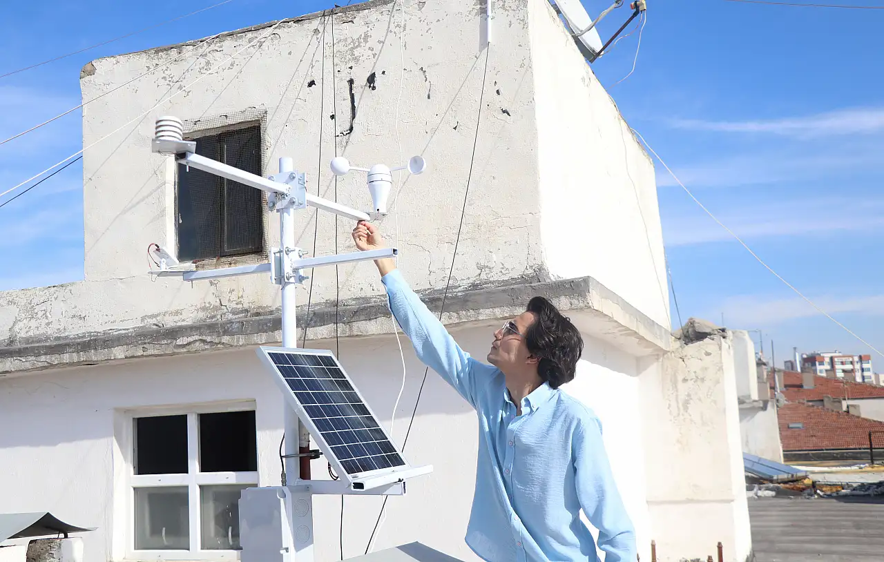 Kayseri'de üniversite öğrencisi, güneş enerjili telsizli hava sistemi geliştirdi