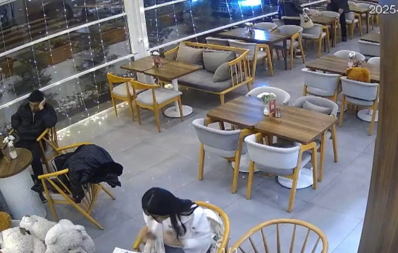 Kayseri otomobil kafenin içine daldı!