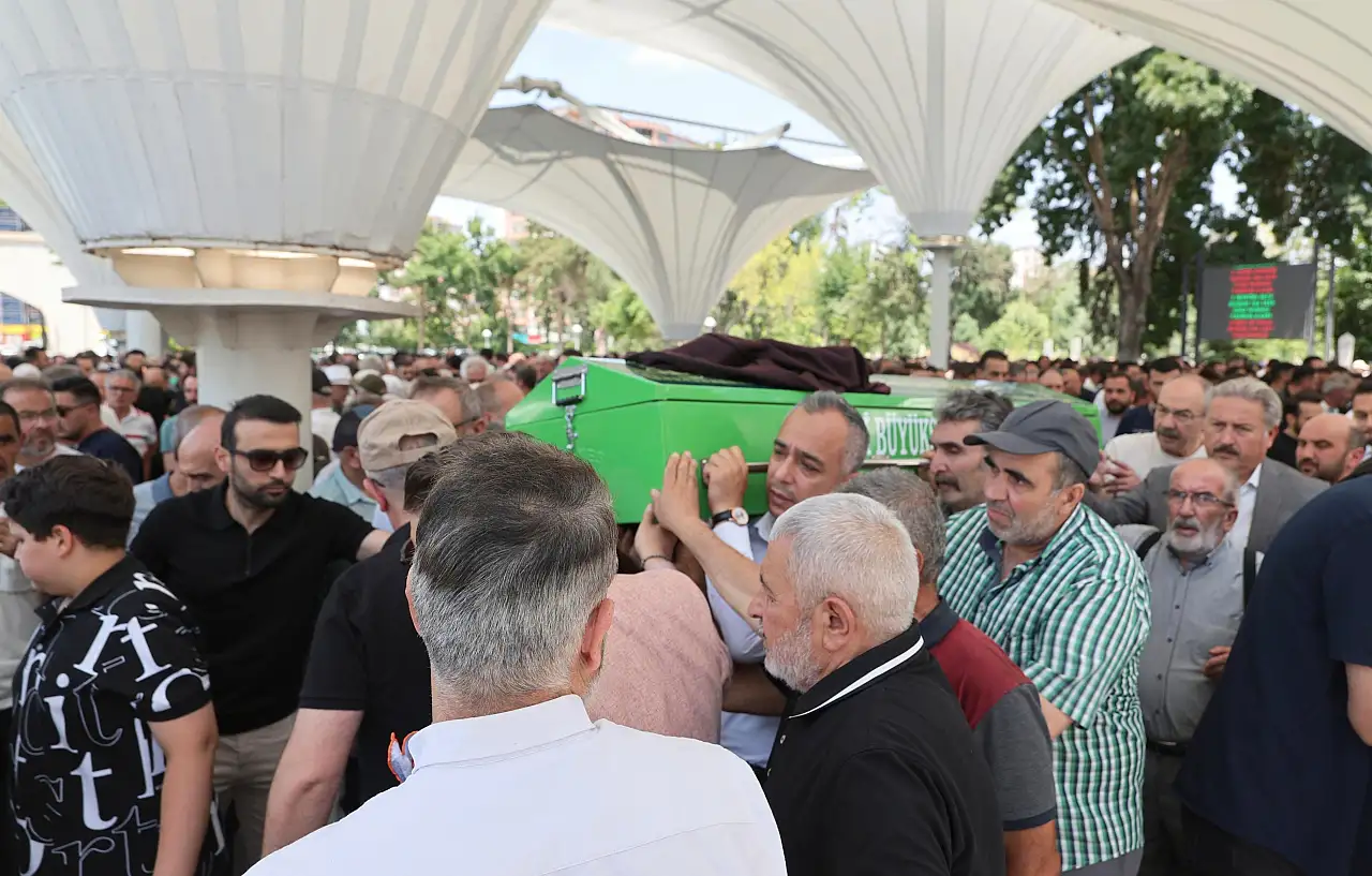 Kayseri'de kaza sonrası hayatını kaybeden genç kadına son veda