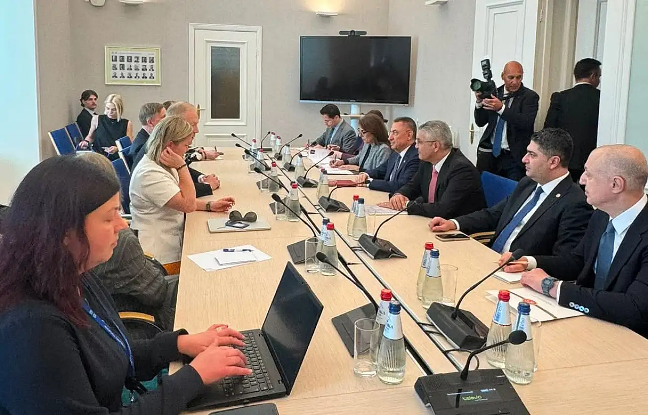 MHP'nin önde gelen Kayserili ismi Estonya'dan poz verdi