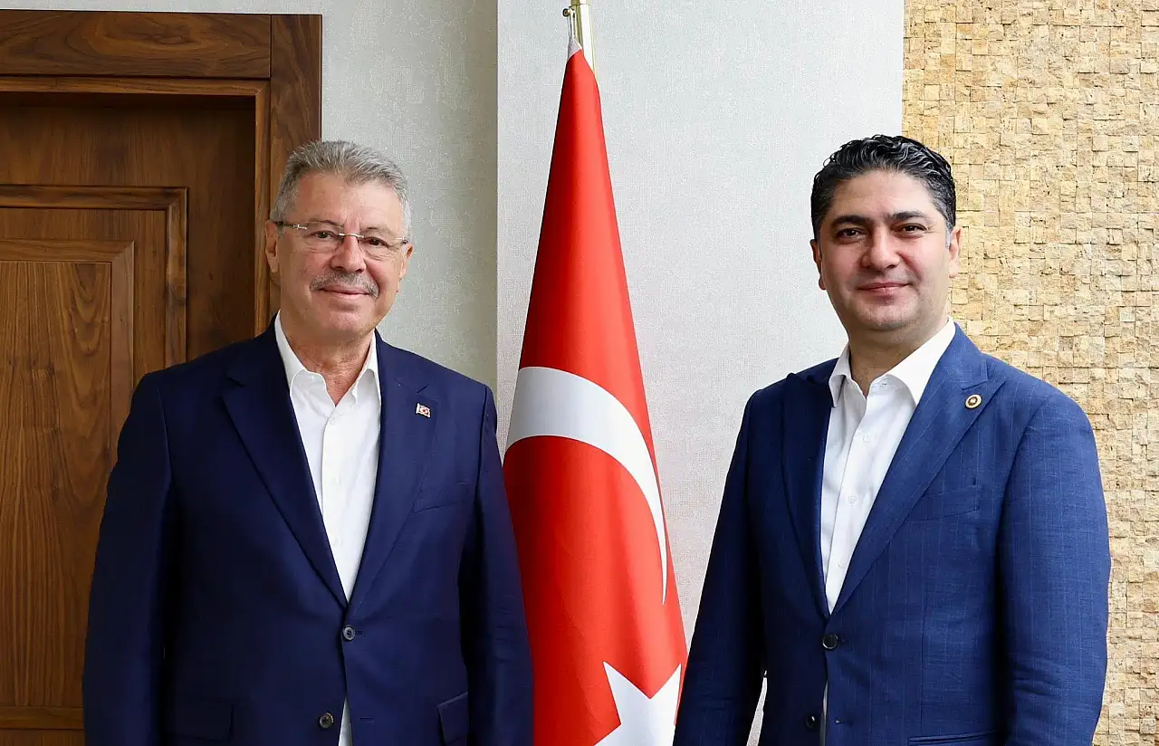 MHP'li Özdemir'i örnek gösteren Akay, diğer siyasilere ve kamu görevlilerine gönderme yaptı