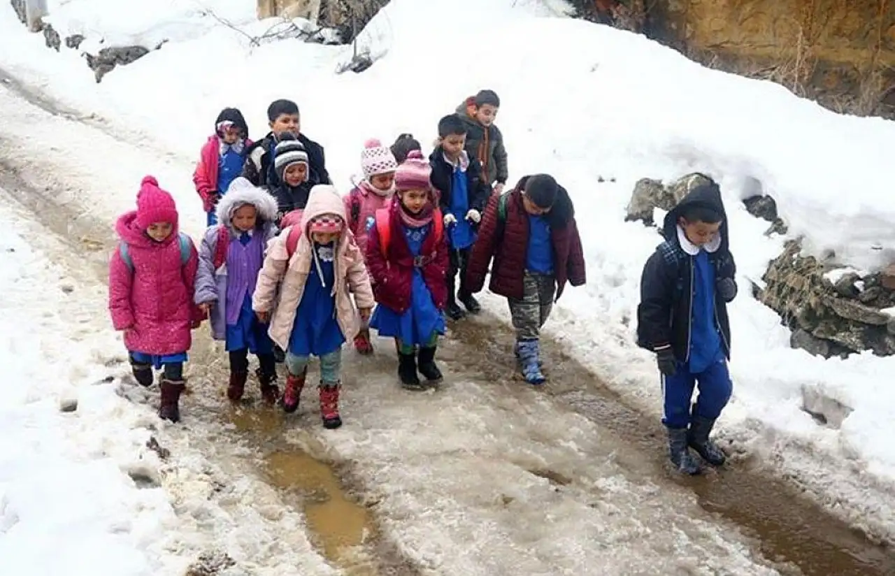 Yağmurda, soğukta okula gidiyorlar! Kayseri'de öğrencilerin ulaşım çilesi