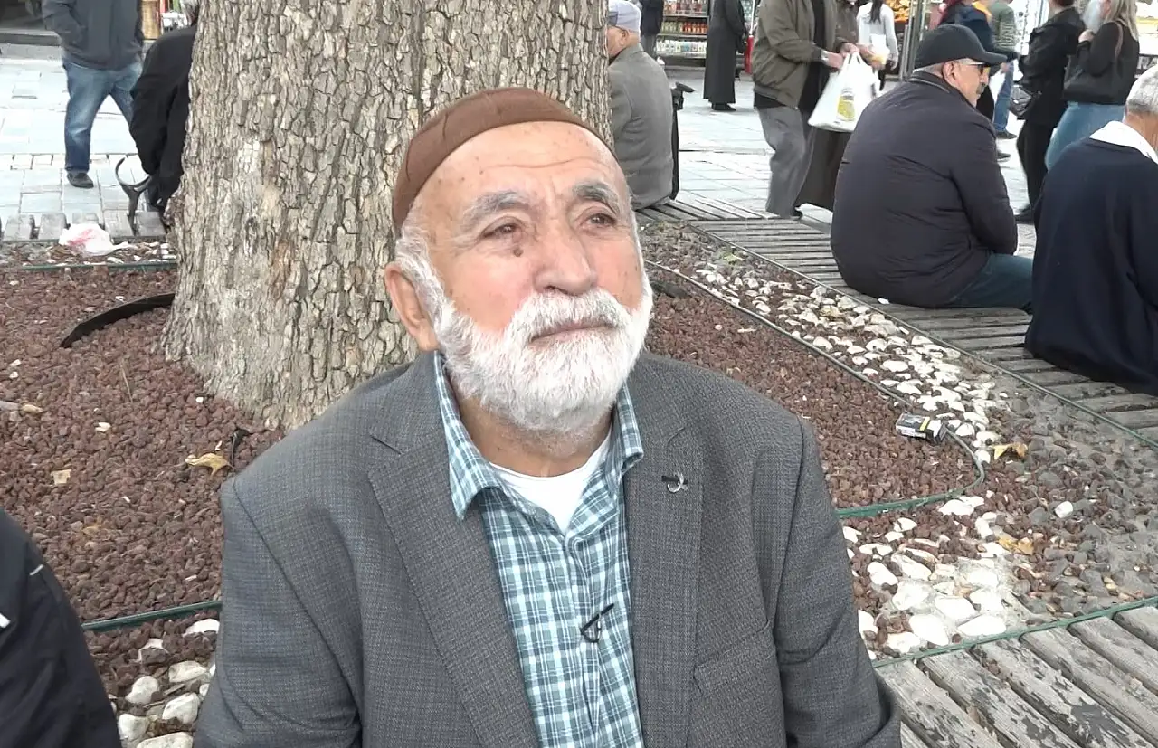 Kayseri'de aynı apartmanda kış başka yaşanıyor: Biri cam açıyor, biri battaniyeyle oturuyor