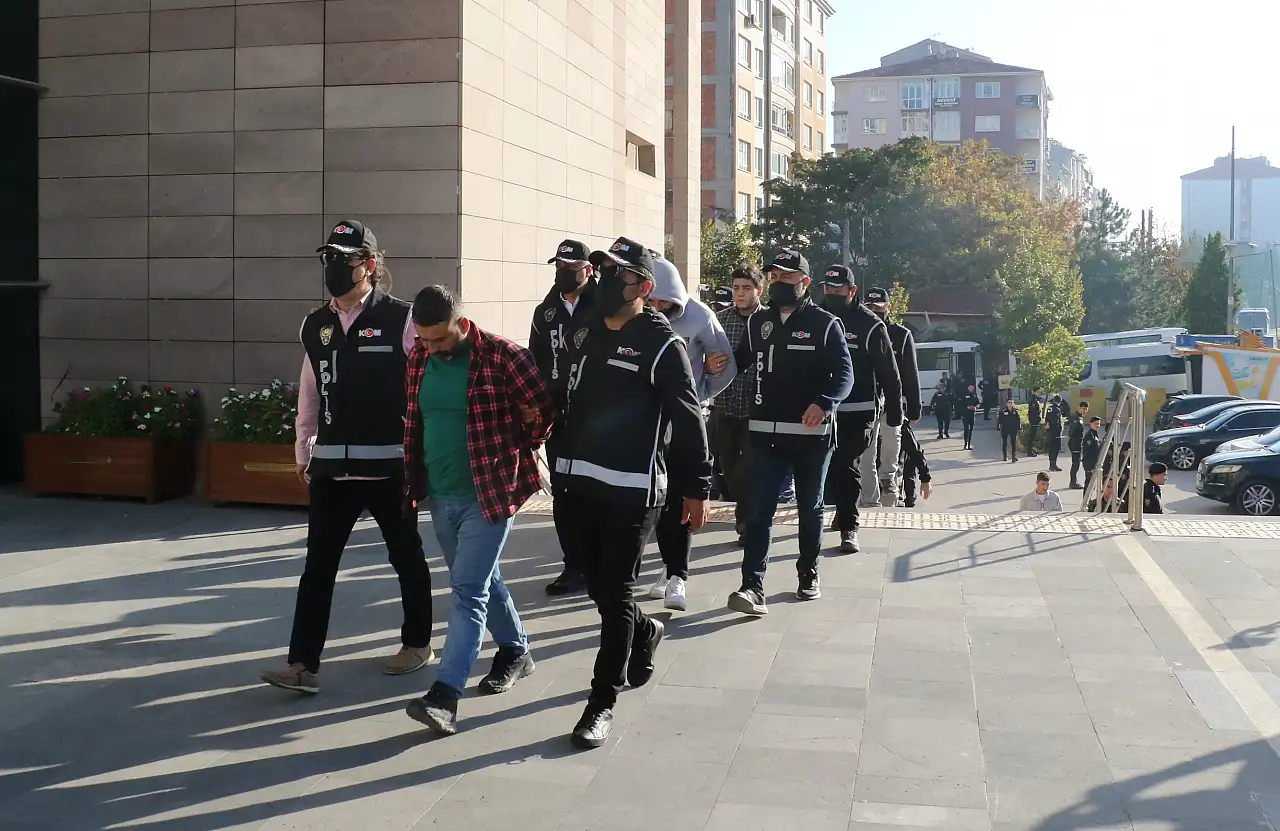 Sosyal medya dolandırıcılarına darbe: 2,5 milyar liralık vurgun!