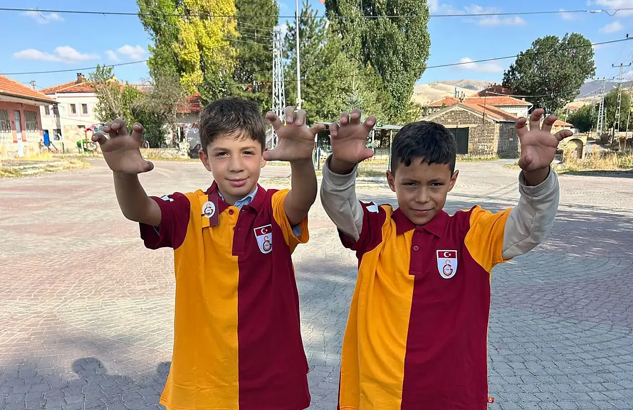Kayseri'de çocuklar tişörtlerini çıkarıp yangına koştu
