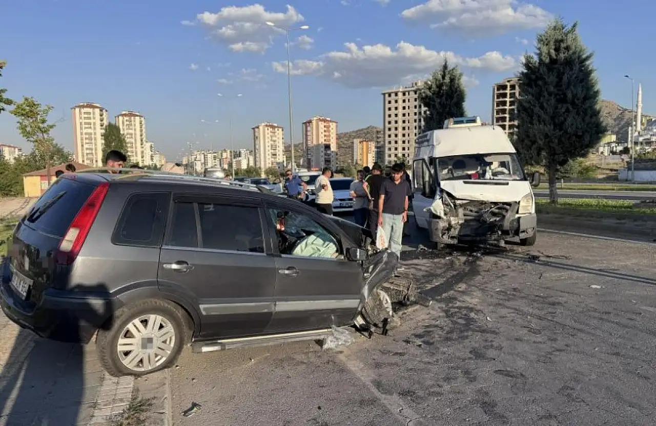 Direksiyon hakimiyetini kaybedip karşı şeride daldı! 1'i ağır 2 yaralı